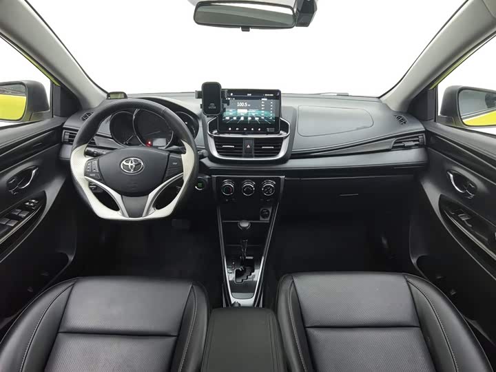 Фото 5 - Toyota Yaris L Hatchback