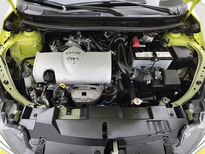 Фото 6 - Toyota Yaris L Hatchback