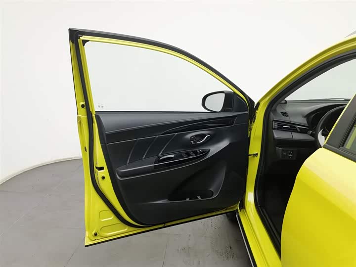 Фото 8 - Toyota Yaris L Hatchback