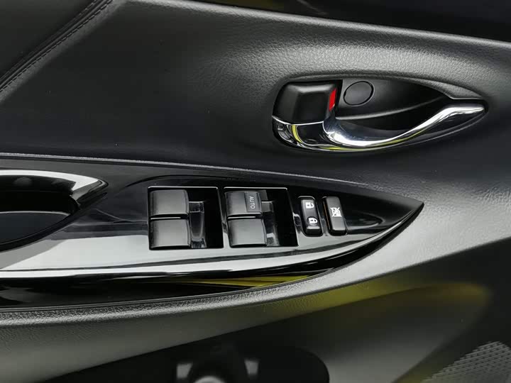 Фото 9 - Toyota Yaris L Hatchback