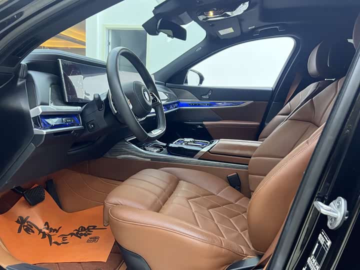 Фото 8 - BMW 7 Series