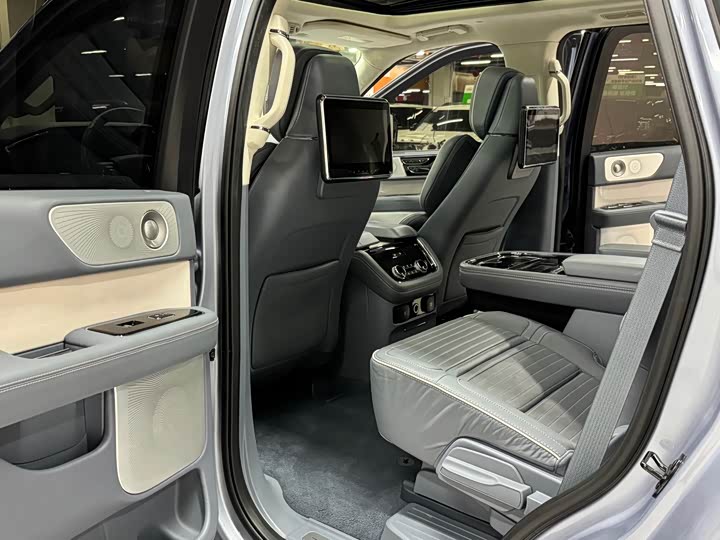 Фото 9 - Lincoln Navigator