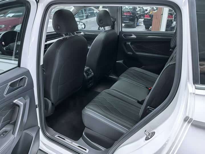 Фото 7 - Volkswagen Tiguan L Pro