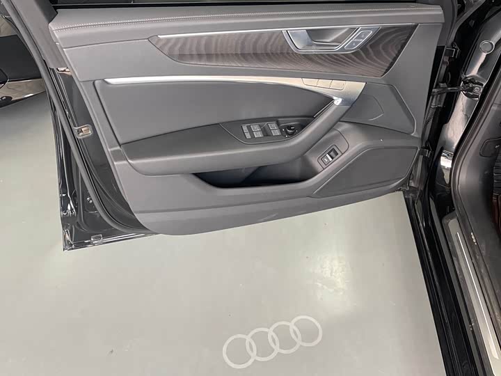 Фото 6 - Audi A6L