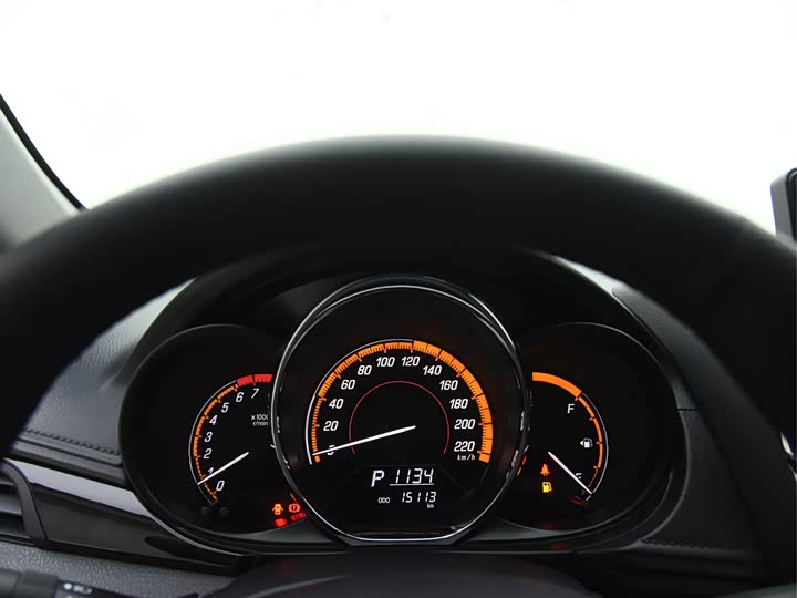 Фото 6 - Toyota Yaris L Hatchback