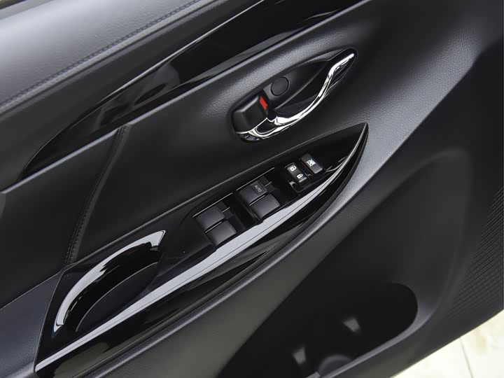 Фото 8 - Toyota Yaris L Hatchback