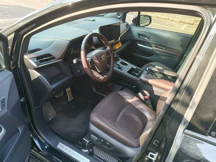 Фото 3 - Toyota Granvia