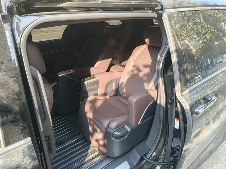 Фото 4 - Toyota Granvia