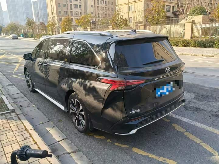 Фото 9 - Toyota Granvia