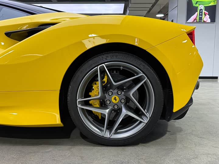 Фото 5 - Ferrari F8