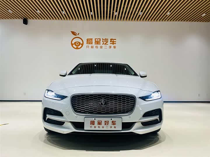 Фото 2 - Jaguar XE L