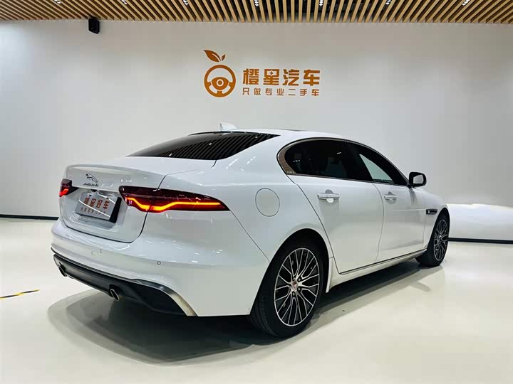 Фото 4 - Jaguar XE L