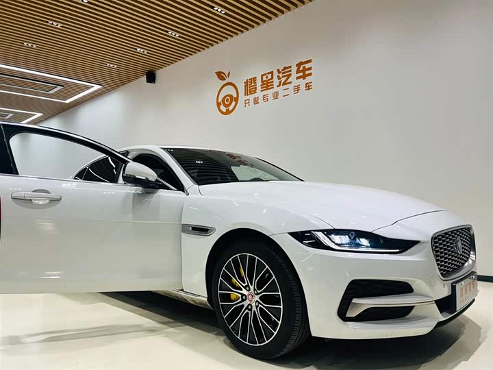 Фото 6 - Jaguar XE L