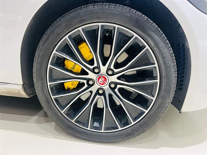 Фото 8 - Jaguar XE L