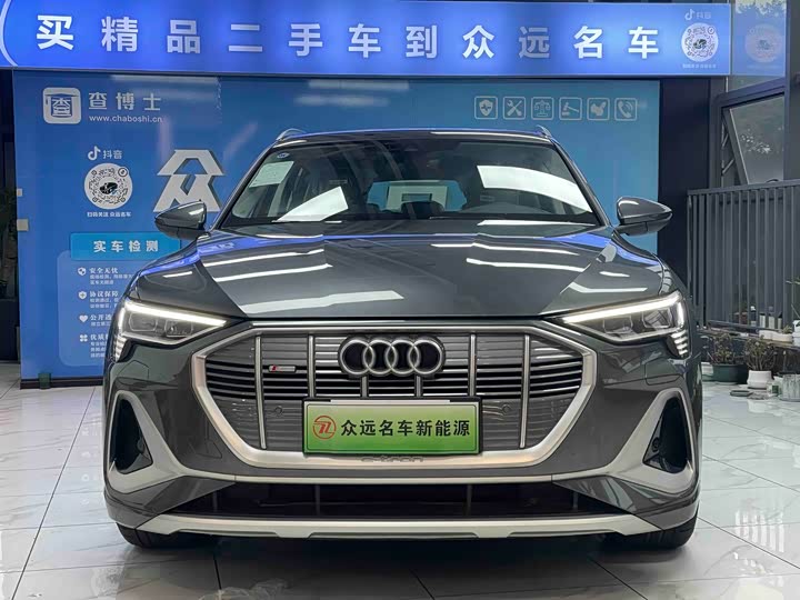 Фото 2 - Audi e-tron