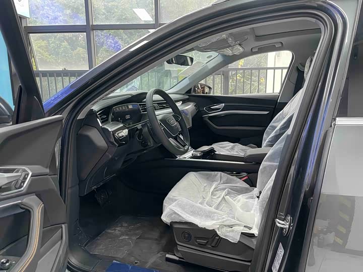 Фото 4 - Audi e-tron