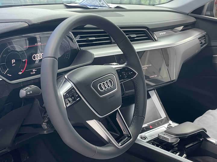 Фото 5 - Audi e-tron