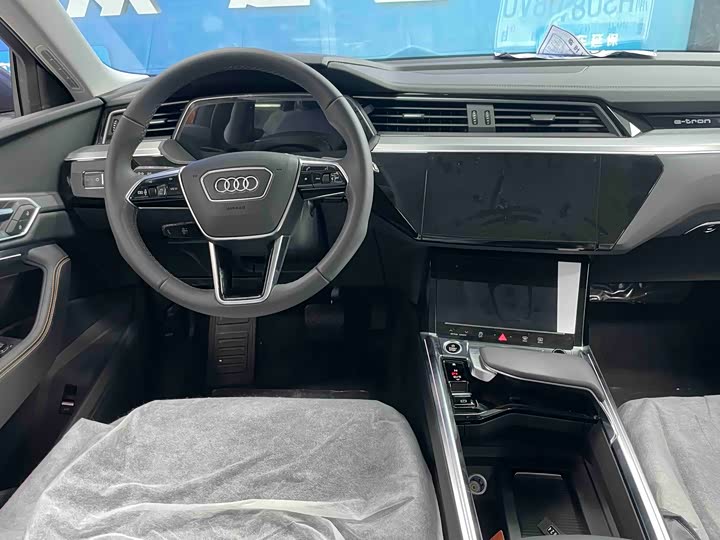 Фото 6 - Audi e-tron