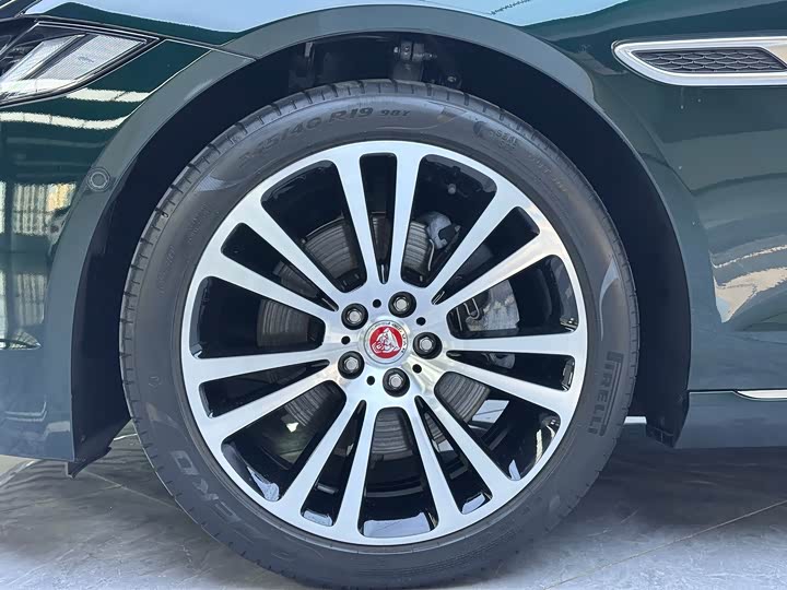 Фото 6 - Jaguar XF L