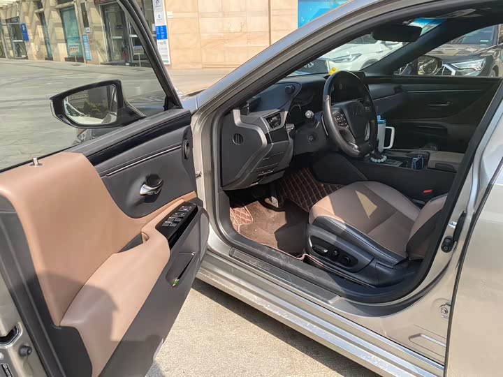 Фото 2 - Lexus ES