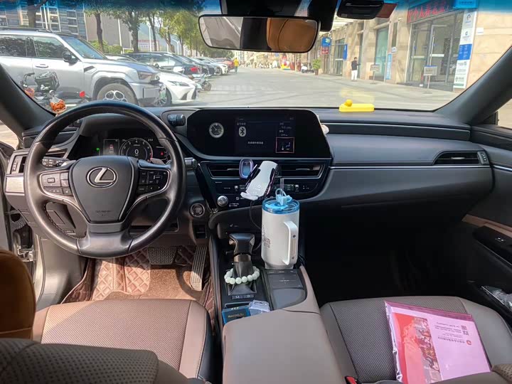 Фото 4 - Lexus ES