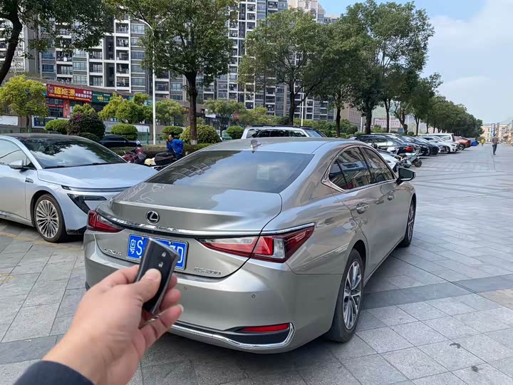 Фото 5 - Lexus ES