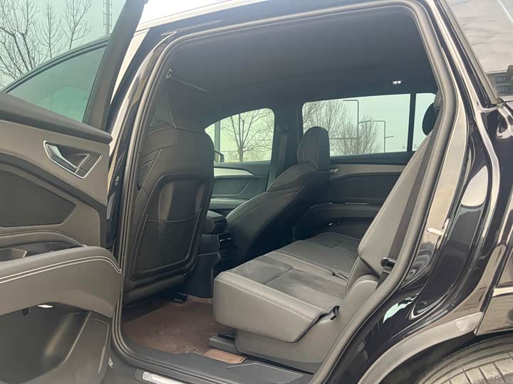 Фото 6 - Audi Q5 e-tron