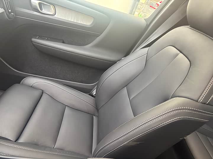 Фото 8 - Volvo XC40