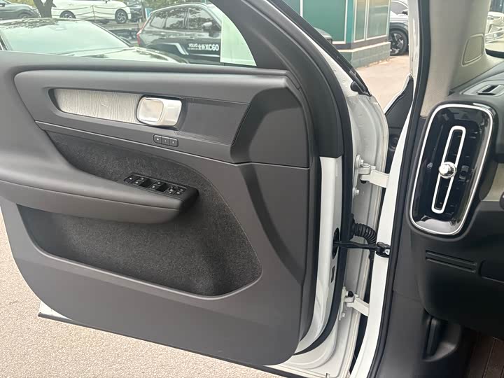 Фото 9 - Volvo XC40