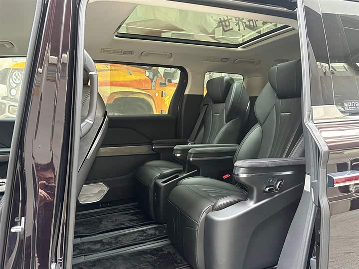 Фото 8 - Hongqi HQ9