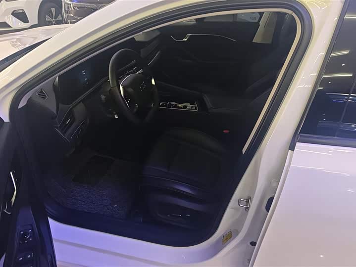 Фото 9 - Bestune B70