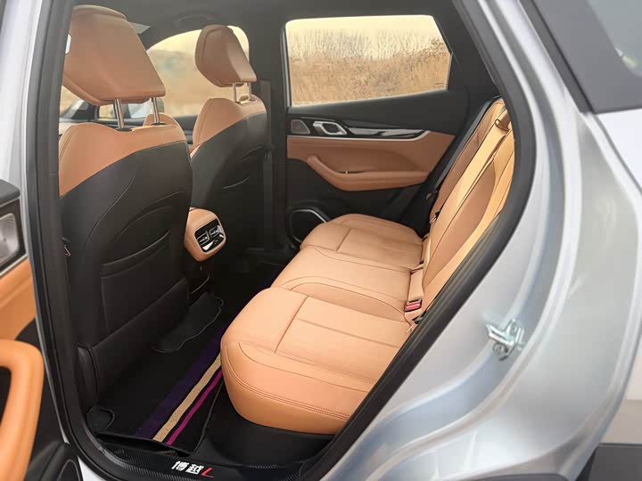 Фото 8 - Geely Atlas L