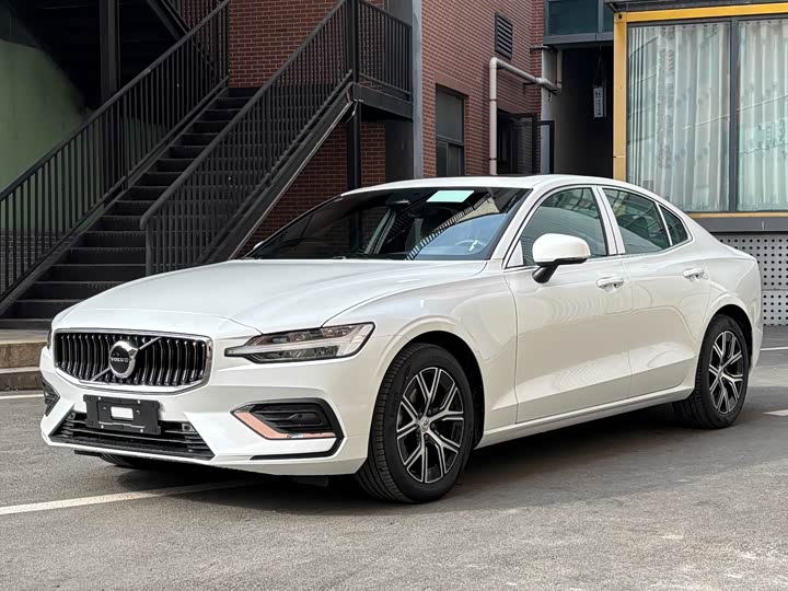 Фото 1 - Volvo S60