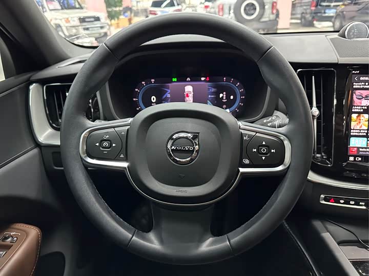 Фото 2 - Volvo XC60