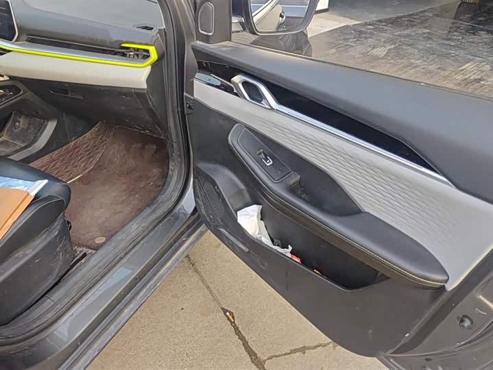 Фото 8 - Geely Coolray