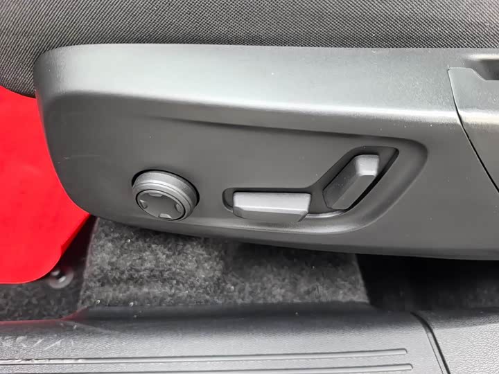 Фото 8 - Volvo XC40