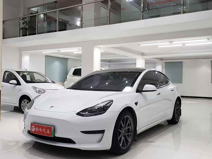 Фото 1 - Tesla Model 3