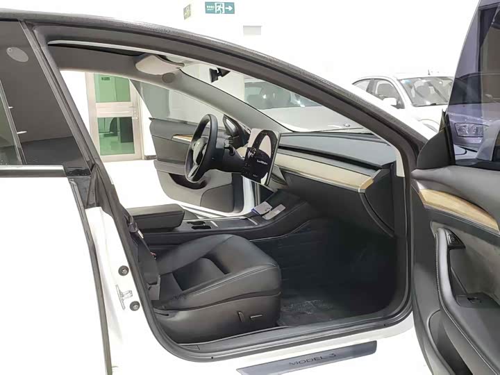 Фото 6 - Tesla Model 3