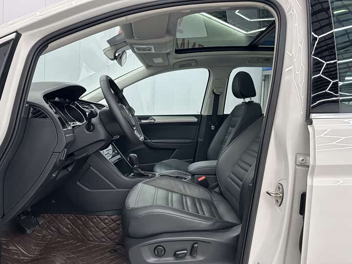 Фото 4 - Volkswagen Touran L