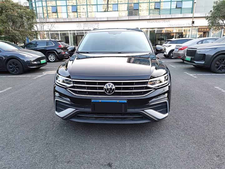 Фото 2 - Volkswagen Tiguan L Pro