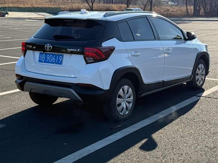 Фото 6 - Toyota Yaris L Hatchback