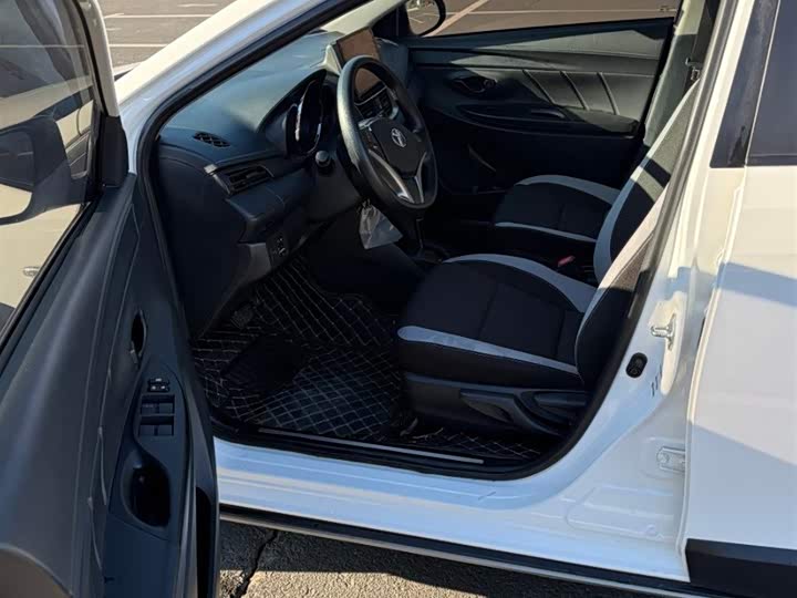 Фото 7 - Toyota Yaris L Hatchback