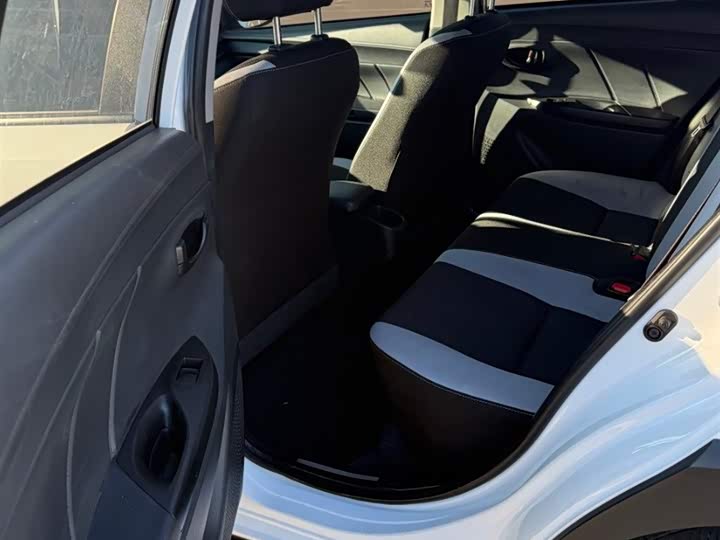 Фото 8 - Toyota Yaris L Hatchback