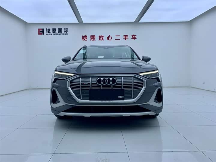Фото 2 - Audi e-tron