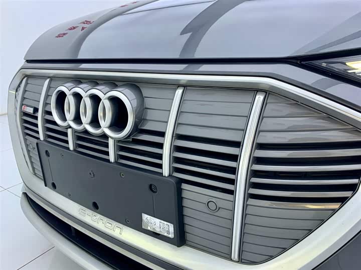 Фото 7 - Audi e-tron