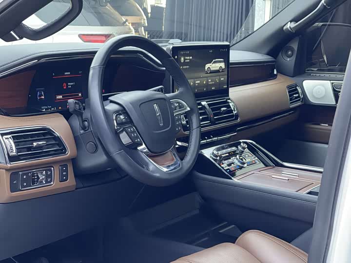 Фото 7 - Lincoln Navigator