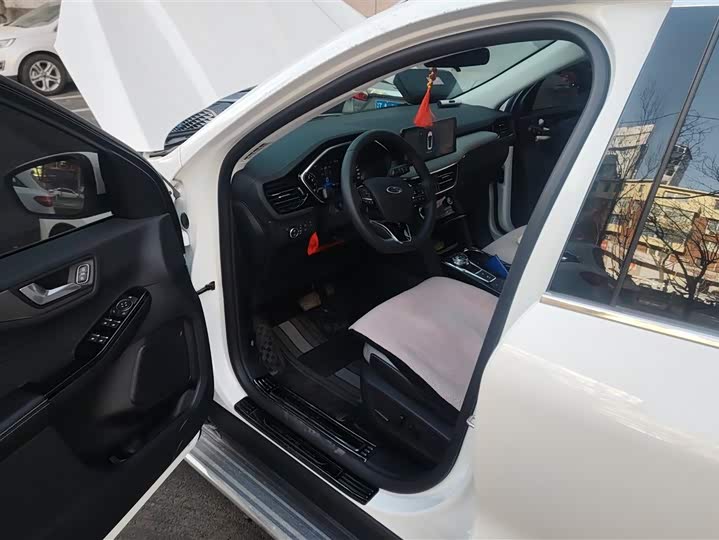 Фото 9 - Ford Escape