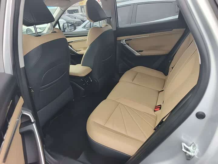 Фото 4 - Geely Atlas L