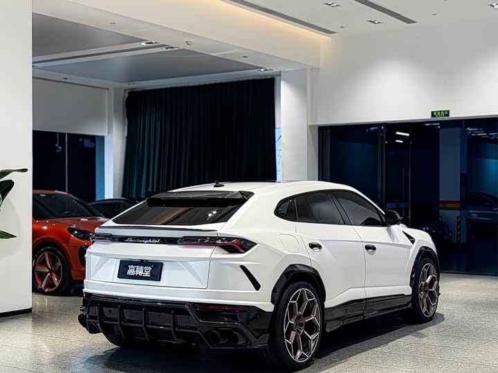 Фото 4 - Lamborghini Urus