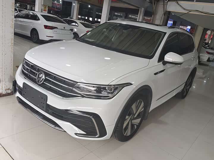 Фото 1 - Volkswagen Tiguan L Pro